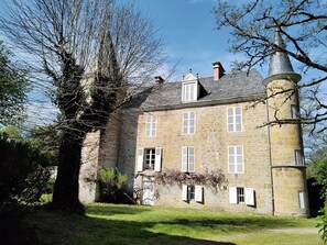 Exterior - Château le Granger Avec ses Tourelles Pointues Dans la Vallée de la Dordogne (Cressensac-Sarrazac)