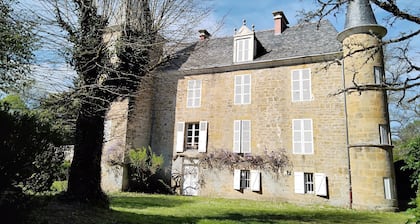 Château le Granger Avec ses Tourelles Pointues Dans la Vallée de la Dordogne