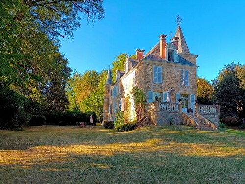 Château le Granger Avec ses Tourelles Pointues Dans la Vallée de la Dordogne
