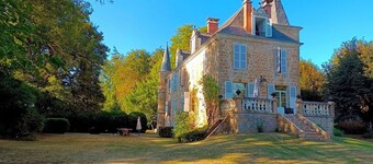 Château le Granger Avec ses Tourelles Pointues Dans la Vallée de la Dordogne