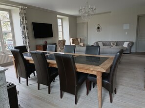 Dining - Château le Granger Avec ses Tourelles Pointues Dans la Vallée de la Dordogne (Cressensac-Sarrazac)