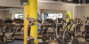 A gym with multiple treadmills and exercise equipment. - LUX The JBR BlueWaters View Suite 2 (Dubai)