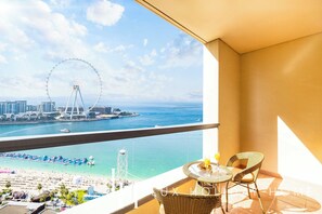 A balcony with a view of a Ferris wheel, beach, and water. - LUX The JBR BlueWaters View Suite 2 (Dubai)