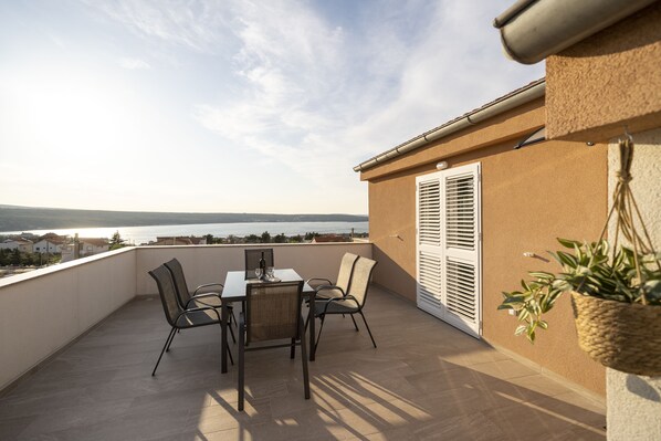 تناول الطعام بالخارج