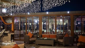 Phòng 2 giường đơn Superior, 1 giường đôi | Hiên