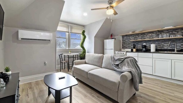 Un appartement moderne comprenant un salon, une kitchenette et un coin repas.