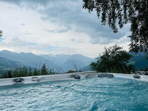 Bañera de hidromasaje al aire libre