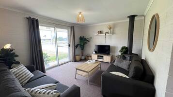 Una televisión, una chimenea