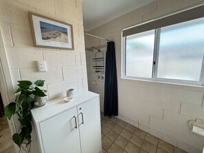 Een douche, handdoeken, shampoo