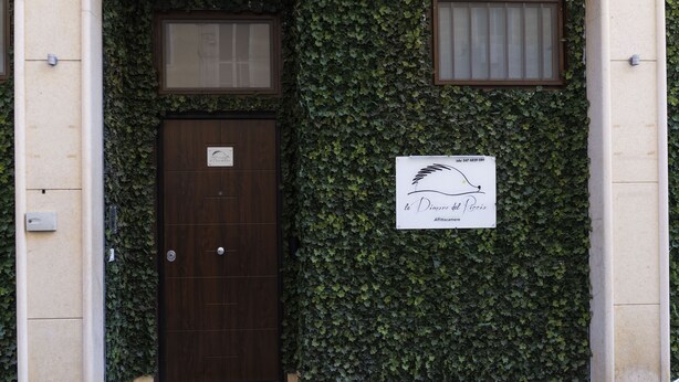 A building facade with a dark wooden door and a sign indicating a restaurant. - Affittacamere Le Dimore del Riccio (Foggia)