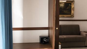 Suite Deluxe | Area soggiorno | TV a schermo piatto 32 pollici con canali satellitari