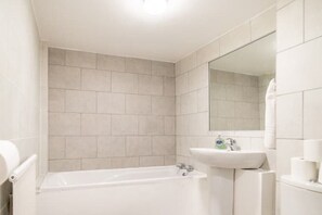 Haartrockner, Handtücher, Seife, Shampoo