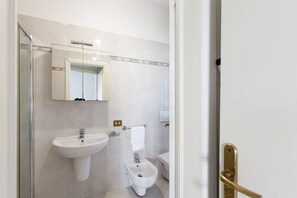 Ducha, bidé y papel higiénico