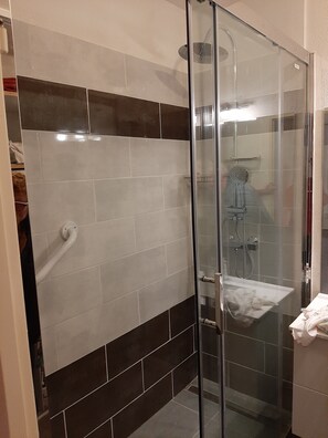 Dusche, Haartrockner, Toilettenpapier