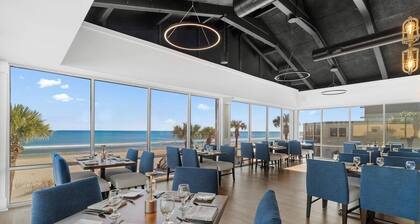 Beachy 5th Floor Oceanfront Room