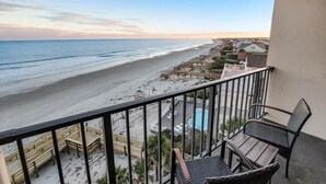 Ein Balkon mit Blick auf Strand und Pool.