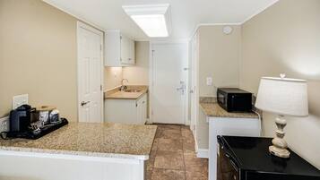 Kühlschrank, Mikrowelle, Wasserkocher mit Kaffee-/Teezubehör