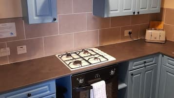 Kylskåp, mikrovågsugn, ugn och spishäll