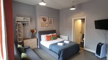 Skrivbord, strykjärn/strykbräda, wi-fi och sängkläder