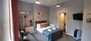 Schreibtisch, Bügeleisen/Bügelbrett, WLAN, Bettwäsche