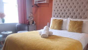 Desk, iron/ironing board, WiFi, bed sheets