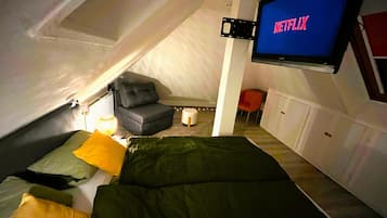 3 bedrooms, iron/ironing board, WiFi, bed sheets