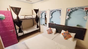 Family Double Room | Soundproofing, free WiFi, bed sheets
