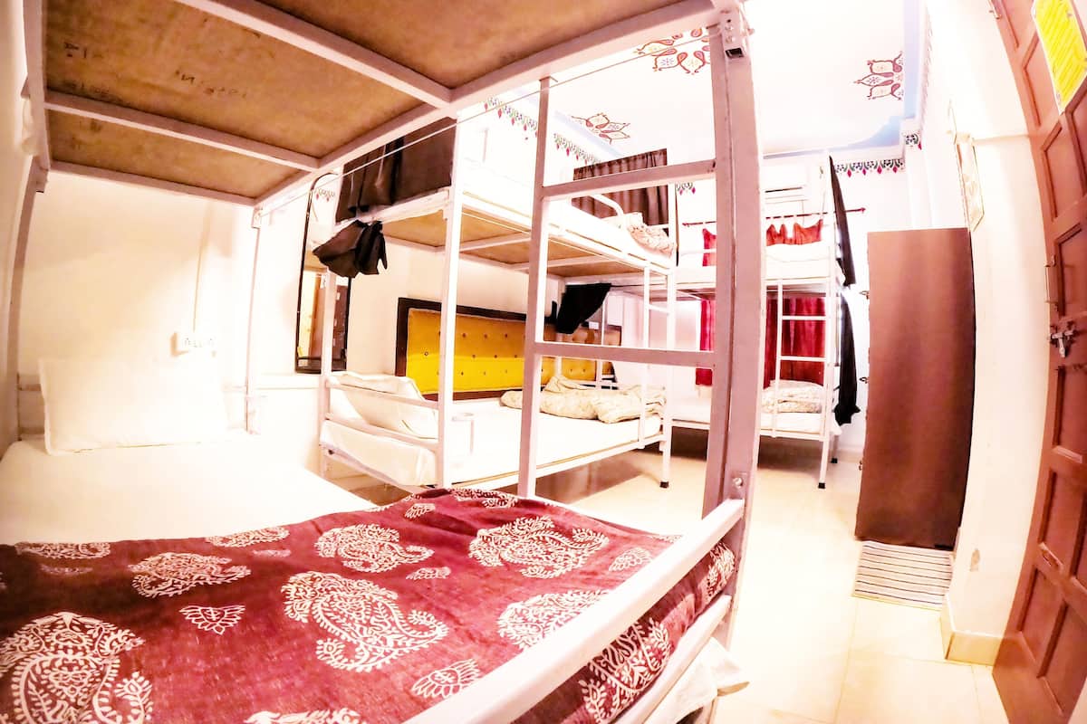 Dormitorio compartido estándar, dormitorio mixto | Sistema de insonorización, wifi gratis, ropa de cama