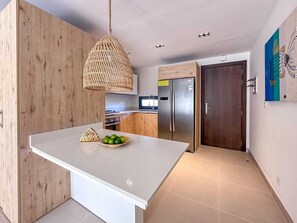 Frigorífic, microones, forn i placa de cuina 