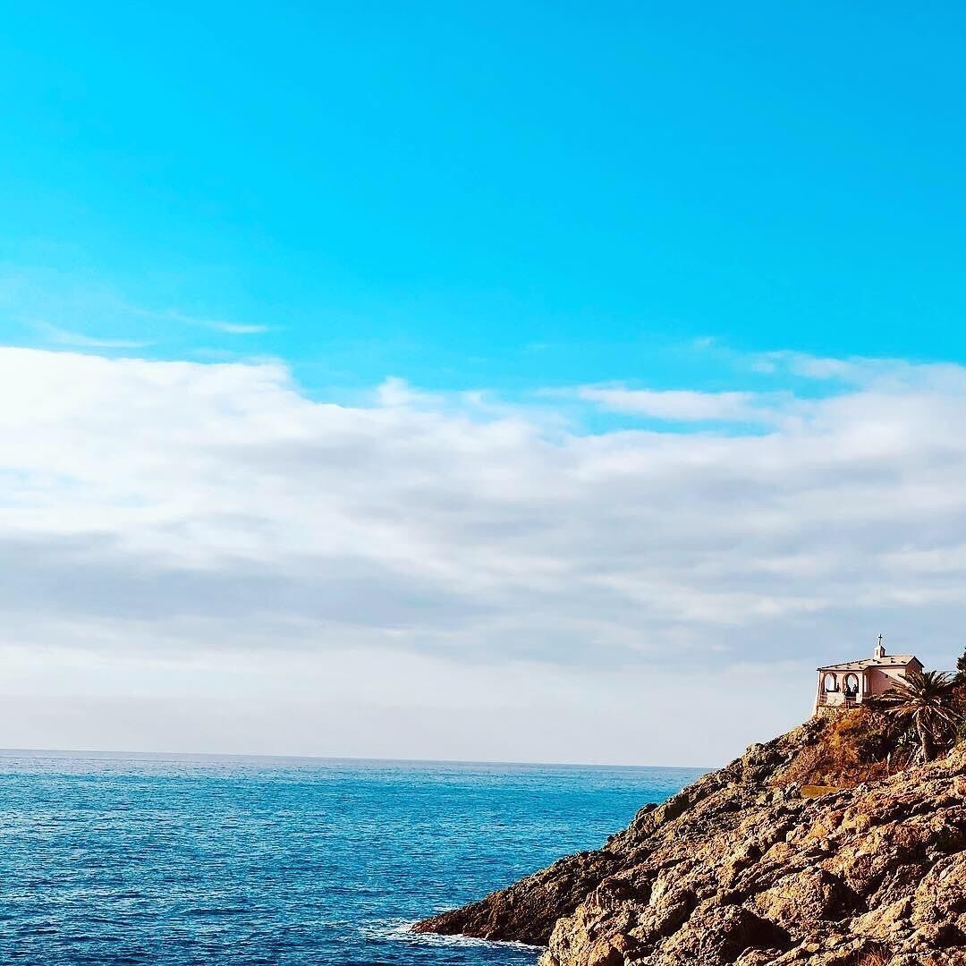 Un edificio costero con vista al mar.
