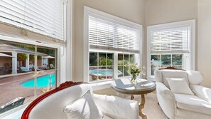 Televisor, llar de foc, llibres i oficines 