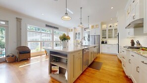 Køleskab, mikrobølgeovn, ovn, kogeplade