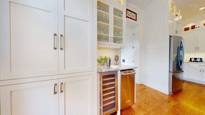 Køleskab, mikrobølgeovn, ovn, kogeplade