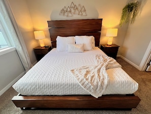 3 bedrooms, iron/ironing board, travel cot, WiFi - Modern Style, KING bed, Free Wi-Fi, with Garage! (Spokane Valley)