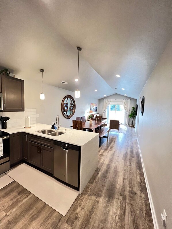 Fridge, microwave, oven, stovetop - Modern Style, KING bed, Free Wi-Fi, with Garage! (Spokane Valley)