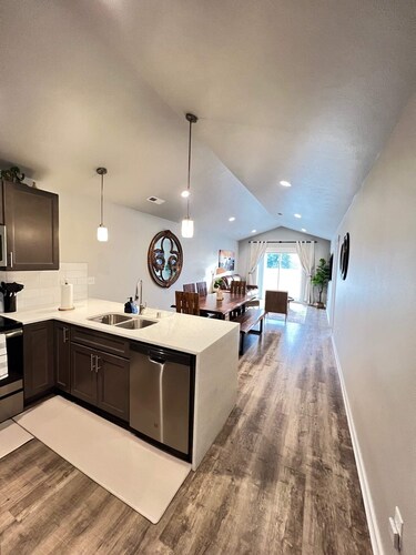 Modern Style, KING bed, Free Wi-Fi, with Garage!