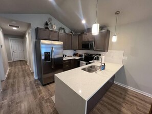 Fridge, microwave, oven, stovetop - Modern Style, KING bed, Free Wi-Fi, with Garage! (Spokane Valley)