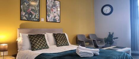 Desk, iron/ironing board, WiFi, bed sheets