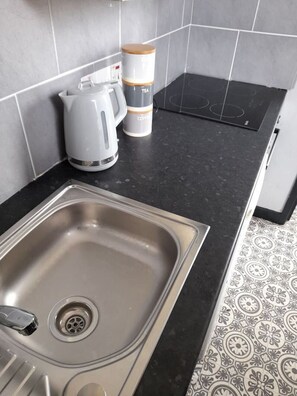 Kjøleskap, mikrobølgeovn, ovn og kokeplater