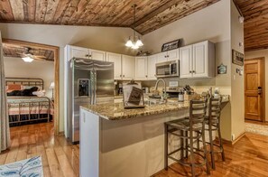 Een koelkast, een microgolfoven, een kookplaat, een vaatwasser