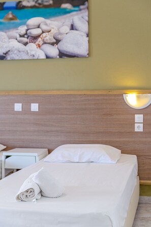 Skrivbord, mörkläggningsgardiner, gratis barnsängar och sängkläder