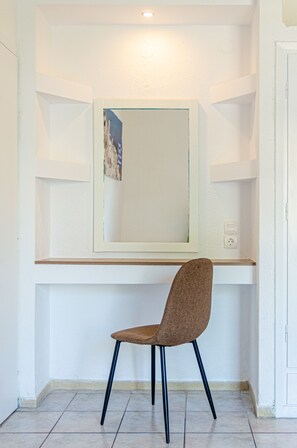 Desk, blackout drapes, free cribs/infant beds, bed sheets - Simple Hotel Hersonissos Sun (Hersonissos)
