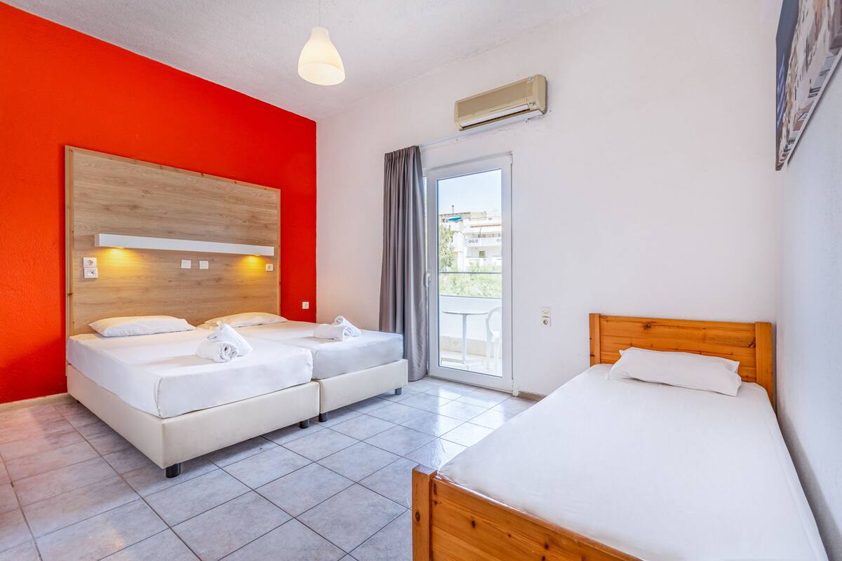 Quadruple Room | Desk, blackout curtains, free cots/infant beds, bed sheets