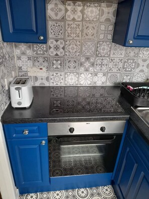 冷蔵庫、電子レンジ、オーブン、コンロ