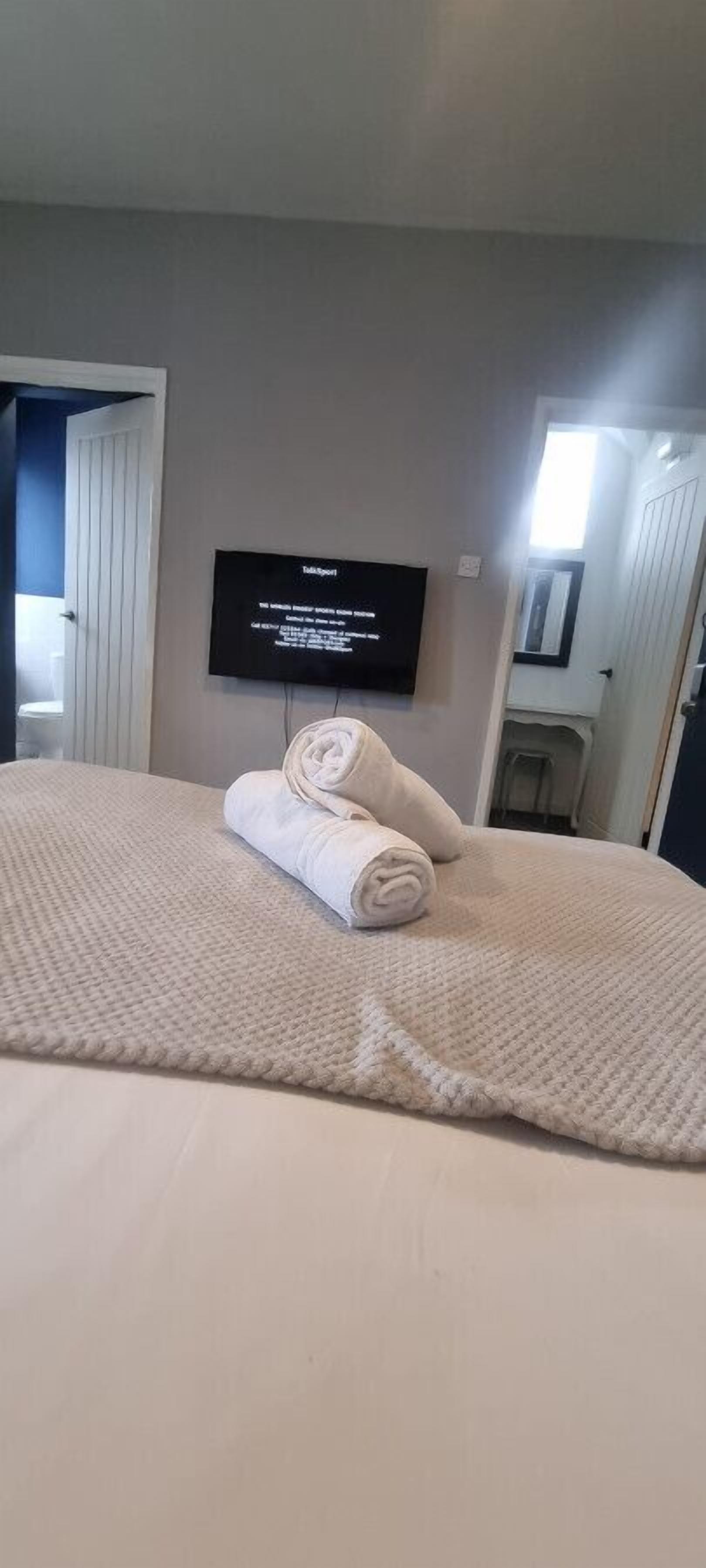 1 bedroom, desk, iron/ironing board, WiFi