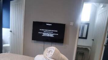 1 bedroom, desk, iron/ironing board, WiFi