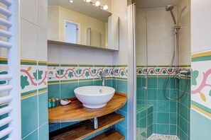 Shower, hair dryer, towels - Dreamy Rive Gauche / Modern 2 Bed Apt in Paris (Paris)