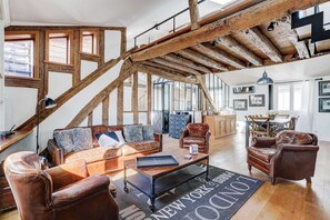 TV, fireplace - Dreamy Rive Gauche / Modern 2 Bed Apt in Paris (Paris)