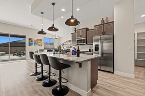 雪櫃、微波爐、焗爐、爐具