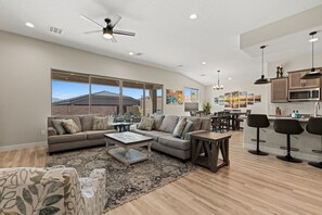 Smart TV, fireplace - Perfect Swing BL 991953 by J and Amy (Mesquite)